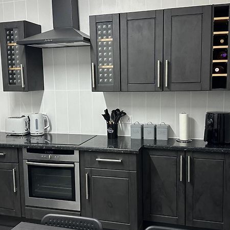 Modern 2 Bed Near Turf Moor Football Stadium, Parks, Canal And Lake 伯恩利 外观 照片