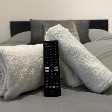 Modern 2 Bed Near Turf Moor Football Stadium, Parks, Canal And Lake 伯恩利 外观 照片