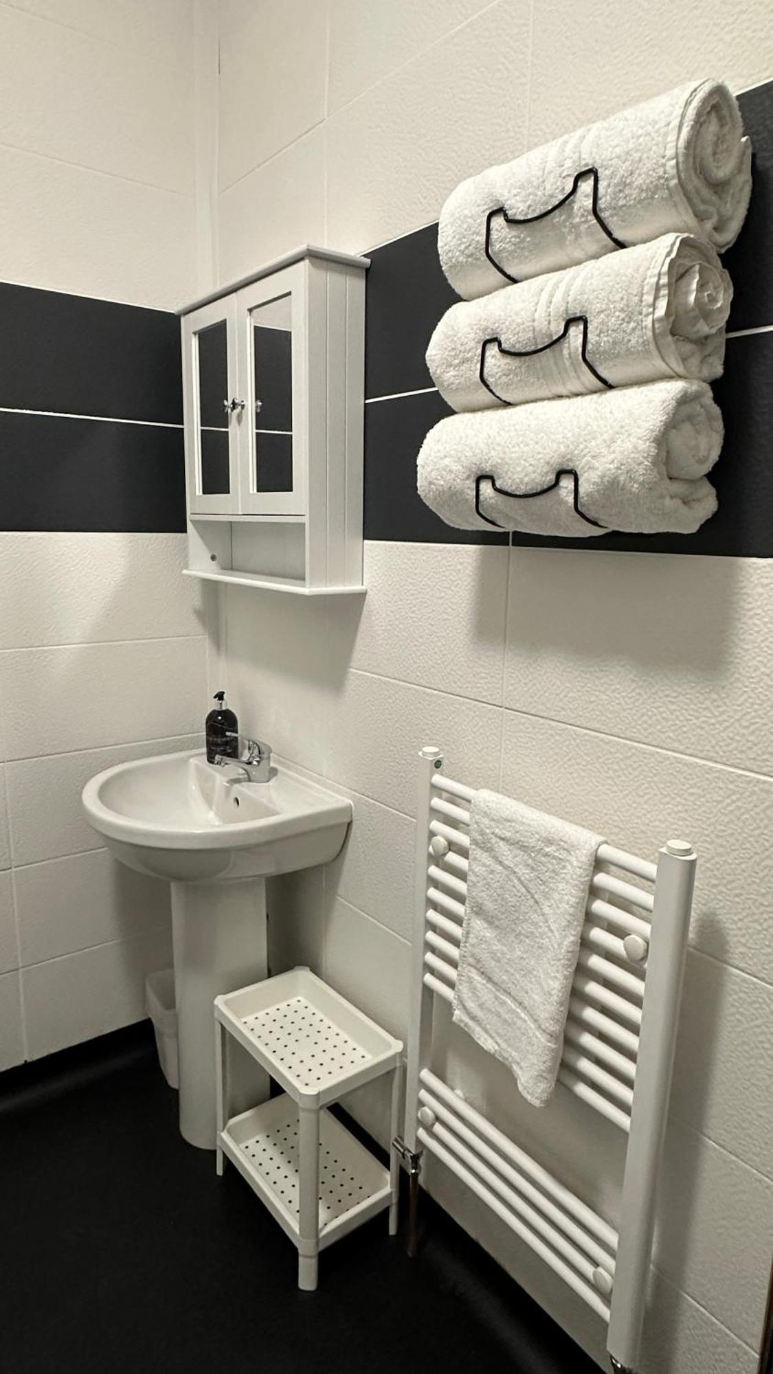Modern 2 Bed Near Turf Moor Football Stadium, Parks, Canal And Lake 伯恩利 外观 照片